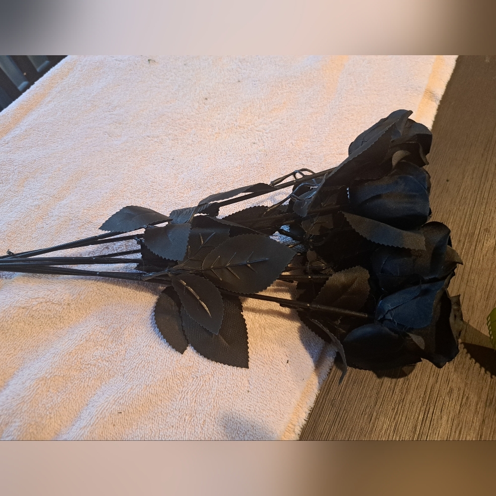 Artificial Venus Flytrap, Black Faux Roses, Orange Ranunculus, Fern Leaves Etc. - Picture 8 of 10